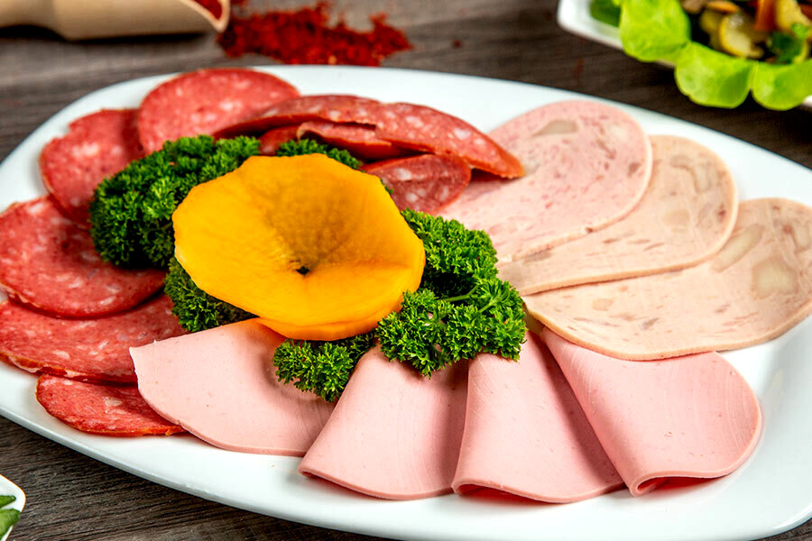 کاربرد و تفاوت ژامبون و کالباس و بیکن؛ کدام بهتر است؟