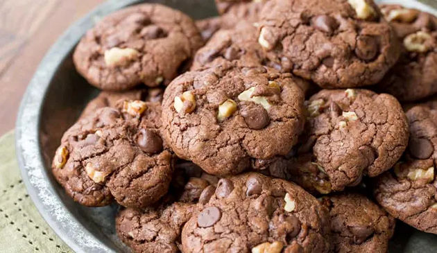 طرز تهیه کوکی شکلاتی گردویی بدون فر برای یک عصر پاییزی