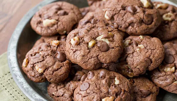 طرز تهیه کوکی شکلاتی گردویی بدون فر برای یک عصر پاییزی