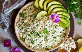 طرز تهیه گشنیز پلو لیمویی؛ برنج خوش‌عطری که می‌توانید با ماهی و مرغ سرو کنید