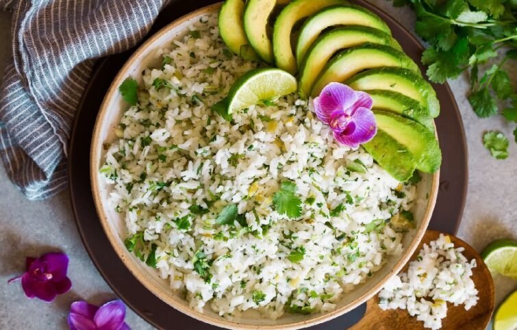 طرز تهیه گشنیز پلو لیمویی؛ برنج خوش‌عطری که می‌توانید با ماهی و مرغ سرو کنید