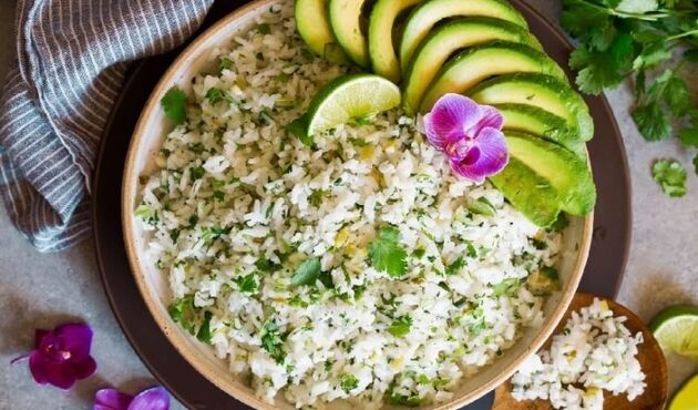 طرز تهیه گشنیز پلو لیمویی؛ برنج خوش‌عطری که می‌توانید با ماهی و مرغ سرو کنید