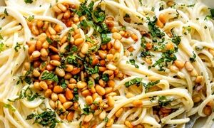 طرز تهیه اسپاگتی با سس ماست و دانه کاج