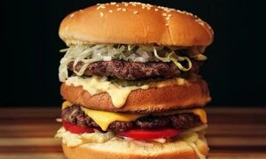 برگر دوبل با پنیر چدار؛ تجربه لذت دوچندان!