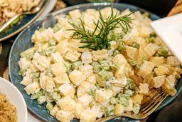 دستور تهیه سالاد نروژی با شوید خشک و ماست