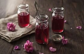 فوت و فن تهیه شربت گل محمدی خانگی | چه کار کنیم رنگ شربت تیره نشود؟