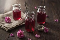 فوت و فن تهیه شربت گل محمدی خانگی | چه کار کنیم رنگ شربت تیره نشود؟