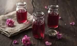 فوت و فن تهیه شربت گل محمدی خانگی | چه کار کنیم رنگ شربت تیره نشود؟