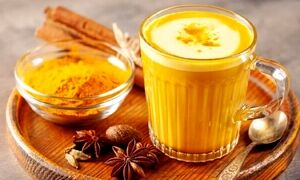«شیر طلایی» ؛ یک روش ساده برای تهیه این نوشیدنی مفید