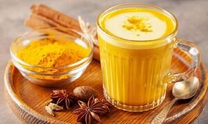 «شیر طلایی» ؛ یک روش ساده برای تهیه این نوشیدنی مفید