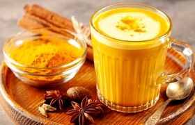«شیر طلایی» ؛ یک روش ساده برای تهیه این نوشیدنی مفید
