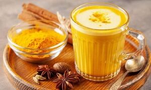 «شیر طلایی» ؛ یک روش ساده برای تهیه این نوشیدنی مفید