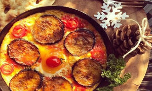  ورقه گیلانی؛ ساده‌ترین غذایی که می‌توان با بادمجان و گوجه پخت