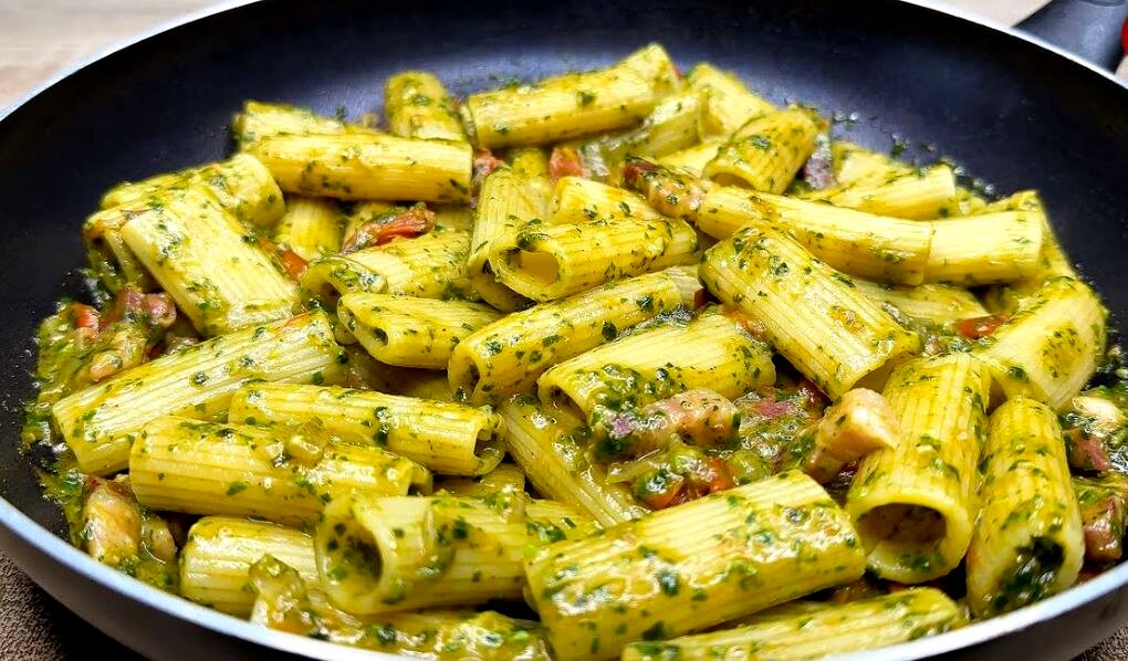 ببینید؛ طرز تهیه پاستای ایتالیایی با ریحان و گوجه گیلاسی