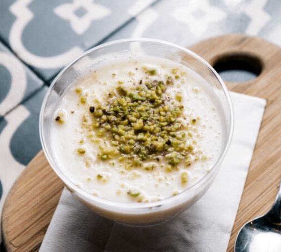 طرز پخت فرنی با آرد برنج برای دو نفر؛ چه کار کنیم فرنی آب نیندازد ؟