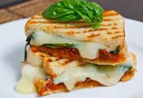 طرز تهیه ساندویچ پنیر و ریحان