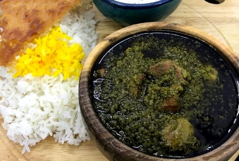 طرز تهیه قورمه سبزی مجلسی برای 4 نفر+ اندازه سبزی و گوشت