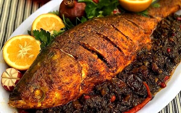 ماهی شکم‌پر یلدایی با سبزیجات معطر شمالی؛ مهمونی واقعی زیر پوست ماهی