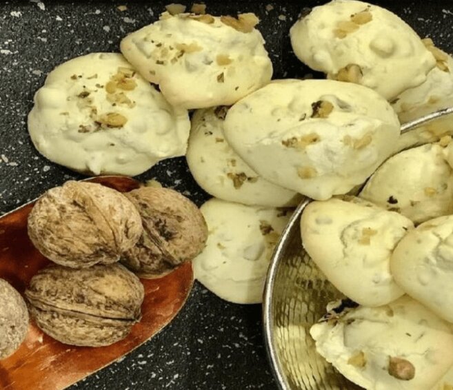 طرز تهیه شیرینی پفکی گردویی با زرده تخم مرغ