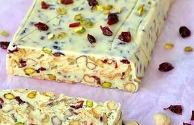 طرز تهیه پلمبیر آناناس؛ دسر مخصوص با ژله و خامه