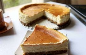 طرز تهیه چیز کیک سوهان؛ یک عصرانه دل‌انگیز