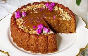 فوت وفن پخت کیک خرما و گردو با سس کارامل