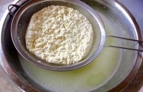 آب پنیر را دور نریزید؛ چگونه این منبع غنی از مواد مغذی را درست کنیم؟