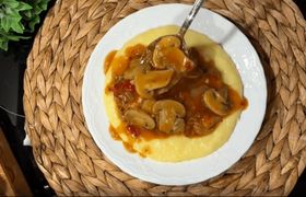 (ویدیو) طرز پخت خوراک مرغ و قارچ با سس گراوی