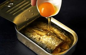 (ویدئو) طرز تهیه یک غذای متفاوت و سریع با کنسرو ساردین و تخم مرغ