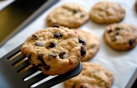دستور تهیه کیک اکلز؛ کلوچه‌ای پر از کشمش