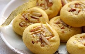 شیرینی پزی مخصوص عید ۱۴۰۴؛ طرز تهیه شیرینی سه آرد زعفرانی
