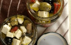 زیتون و پنیر؛ چاشنی ساده و خوشمزه برای انواع غذا و سالاد