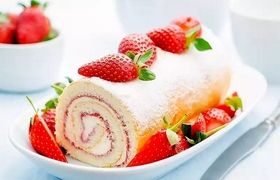 طرز تهیه رولت توت فرنگی خامه‌ای به روش قنادی