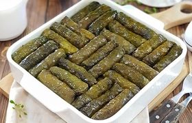 (ویدیو) طرز تهیه دلمه برگ مو؛ طریقه صحیح پیچیدن دلمه 