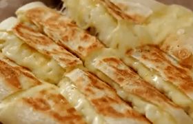 (ویدئو) طرز تهیه نان سیب زمینی پنیری بدون مخمر و تخم مرغ در تابه