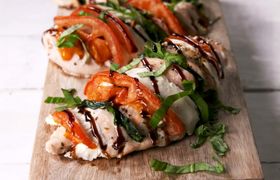 طرز تهیه سینه مرغ با «سالاد کاپرزه»