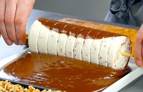 (ویدیو) طرز تهیه رول آجیلی شکلاتی، یک عصرانه دلچسب
