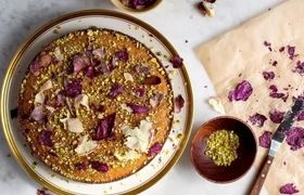 طرز تهیه کیک گل محمدی با گل تازه، خشک و مربا