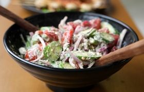طرز تهیه سالاد گرجی با گردو؛ بافتی دلچسب و طعمی عمیق