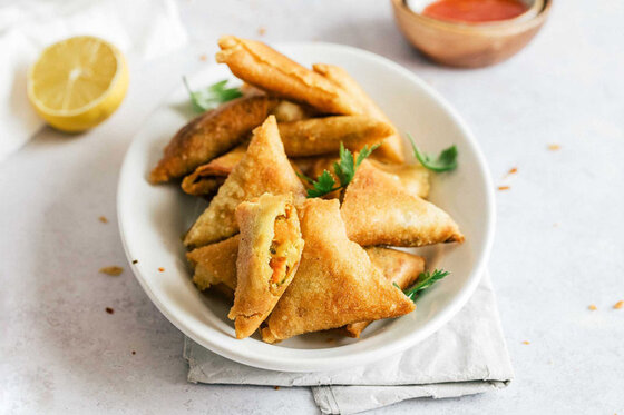 طرز تهیه سریع سمبوسه سیب زمینی با سس مخصوص