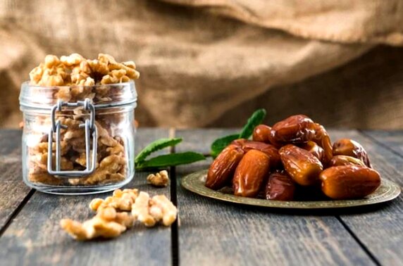 میان وعده مقوی با خرما و گردو؛ توپک خرمایی ساده