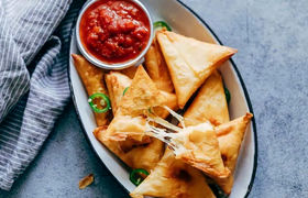 طرز تهیه سمبوسه پیتزایی با سوسیس