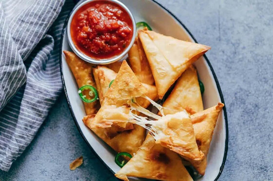 طرز تهیه سمبوسه پیتزایی با سوسیس
