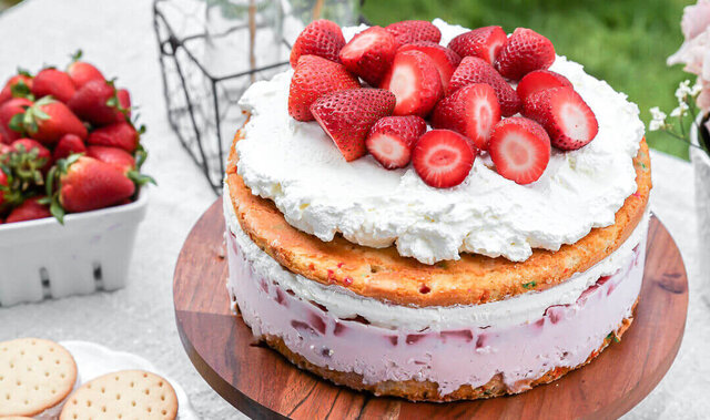 طرز تهیه کیک بستنی توت‌ فرنگی؛ یک دسر خنک و مجلسی