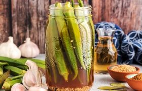 طرز تهیه ترشی بامیه خانگی به ۳ روش: با سرکه، گوجه و رب انار