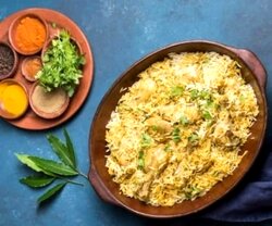 طرز تهیه گشنیز پلو با مرغ زعفرانی مجلسی؛ خوشمزه فوری