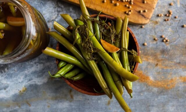 طرز تهیه ترشی شور لوبیا سبز، یک چاشنی خوشمزه و سالم