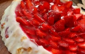 طرز تهیه روکر توت فرنگی؛ با بیسکویت پتی بور و خامه