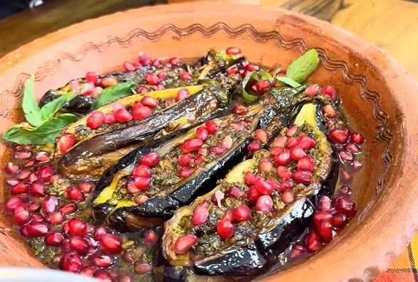 بادمجان ناردونی کاملا گیاهی؛ غذای پاییزیِ شمال که با انار تازه جان می‌گیرد