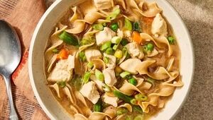 سوپ نودل مرغ و زنجبیل؛ اکسیر شفابخش و سبک برای روزهای سخت بیماری